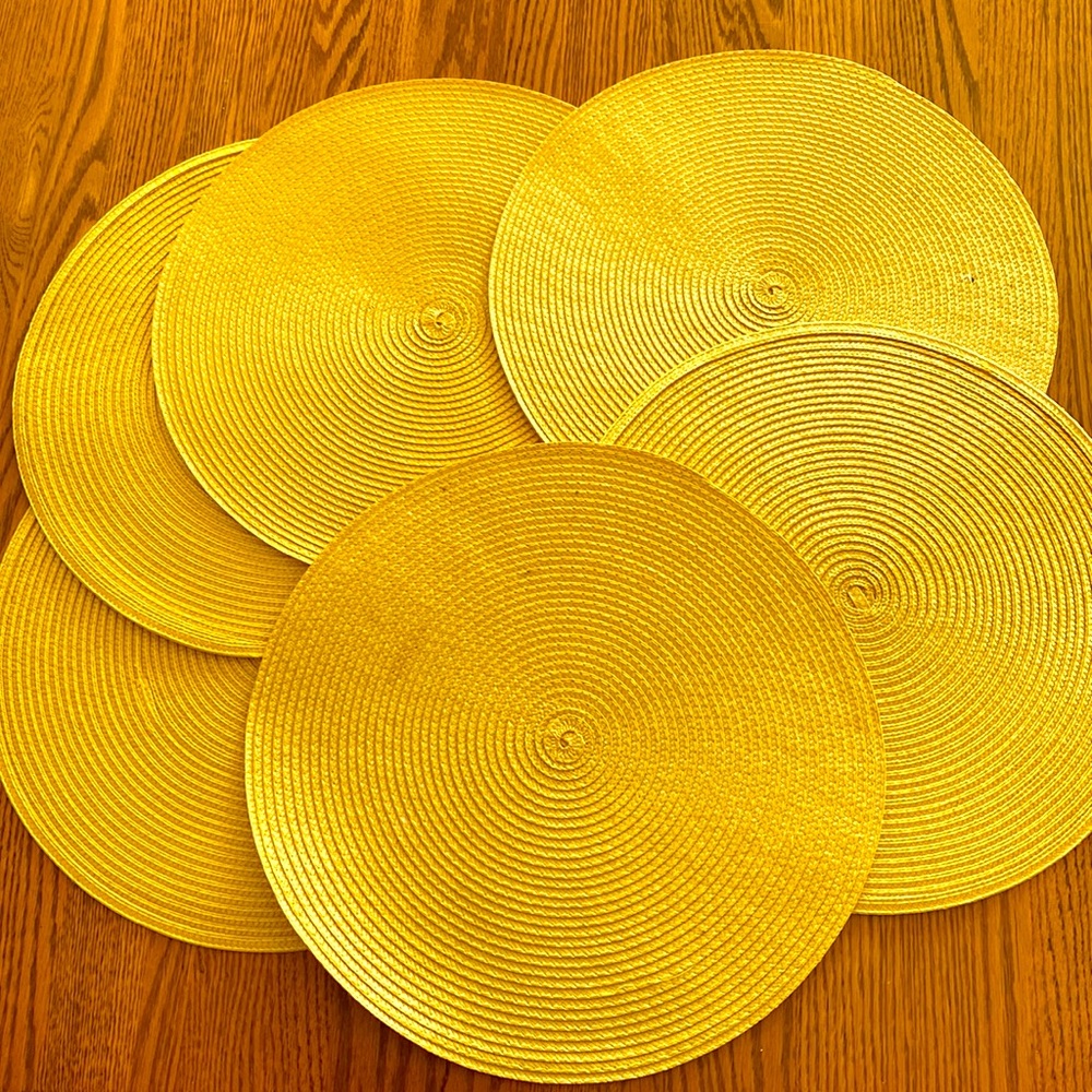 6 yellow table placements
